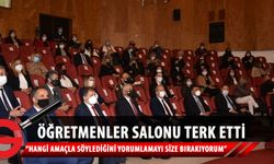 Cumhurbaşkanı Ersin Tatar‘ın, salonda bulunan öğretmenlere karşı sarf ettiği sözler üzerine, birçok öğretmen töreni terk etti