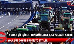 Yunanistan'da çiftçiler traktörlerle bir otoyolu kapatıp sütlerini yola döktü
