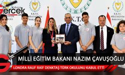 Çavuşoğlu, ziyaretin anısına öğrencilere ve öğretmenlere Kuzey Kıbrıs Türk Cumhuriyeti ile Türkiye Cumhuriyeti bayrağı ve rozeti hediye etti.