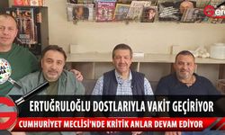 Ertuğruloğlu, Cumhuriyet Meclisi yanında bulunan gazete bayisinde dostlarıyla vakit geçiriyor
