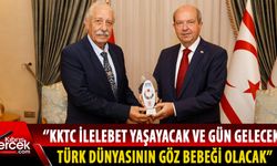 Ersin Tatar, Türk Dünyası şiir ödülünü kazanan Oktay Öksüzoğlu'nu kabul etti