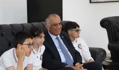 Çavuşoğlu koltuğunu öğrenciye devretti: 23 Nisan coşkusu