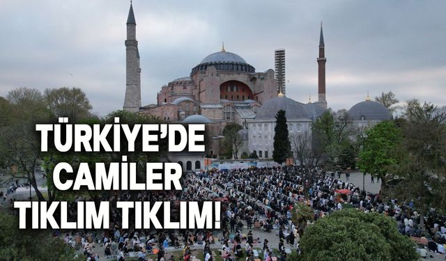 İstanbulda bayram namazı için tarihi camiler doldu