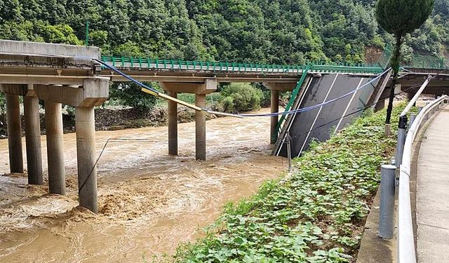 Çin'de şiddetli yağışlar nedeniyle köprünün çökmesi sonucu 12 kişi öldü, 31 kişi kayıp