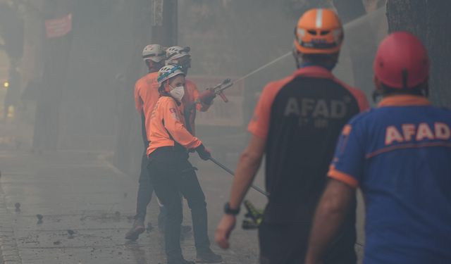 İzmir'de Gaziemir ve Buca'yı etkileyen yangına müdahale sürüyor