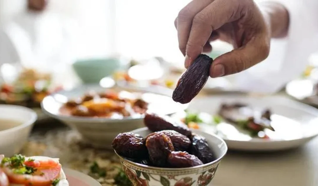 Ramazan'da yanlış beslenme sağlık sorunlarını da beraberinde getiriyor