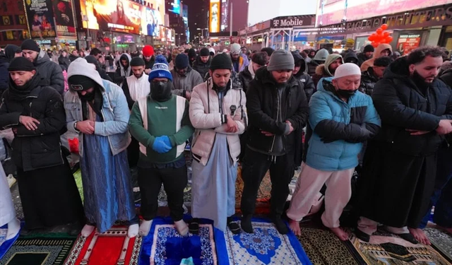 Yüzlerce Müslüman iftar için Times Meydanı'nda buluştu
