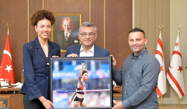 Erhürman, Atletizm Federasyonu ve milli atlet Buse Savaşkan’ı kabul etti