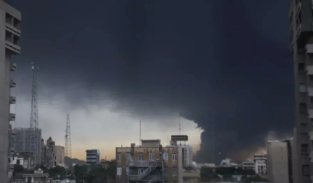 Tahran'da petrol depolarından yayılan kalıntılar gökyüzünü siyaha bürüdü