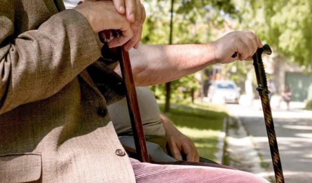 Hükümetin, emeklilik yaşını 60’tan 65’e yükseltme isteği mecliste tartışma konusu oldu