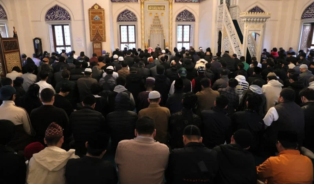 Tokyo’da bayram namazı 5 kez kılındı