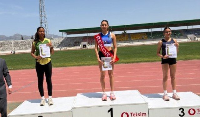 Ada Kafa’dan yeni rekor! Lise 800 metrede tarih yazdı