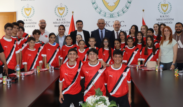 Çavuşoğlu cimnastik sporcularını kabul etti