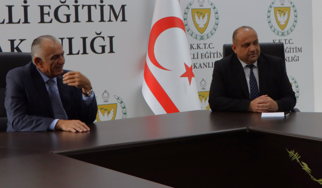 Çavuşoğlu, yapay zeka akademisyeni Ai. Prof. DUX’u kabul etti