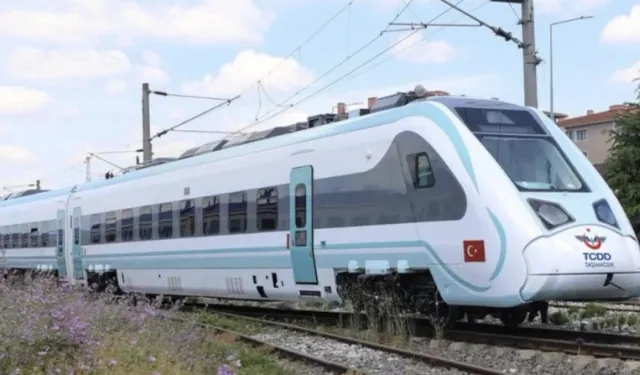 Milli elektrikli hızlı tren saatte 240 kilometre hıza ulaştı