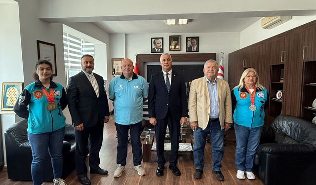 Amcaoğlu, şampiyon kadın sporcuları kabul etti