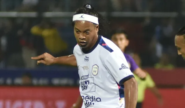 Ronaldinho 46 yaşında futbola geri dönüyor