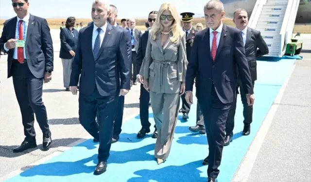 NATO Zirvesi'nde Çekya krizi: Ankara'da iki liderle temsil edildi