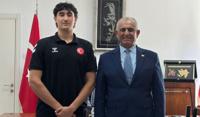 Bakan Çavuşoğlu, Beşiktaş'a transfer olan Atahan Akçam'ı kabul etti