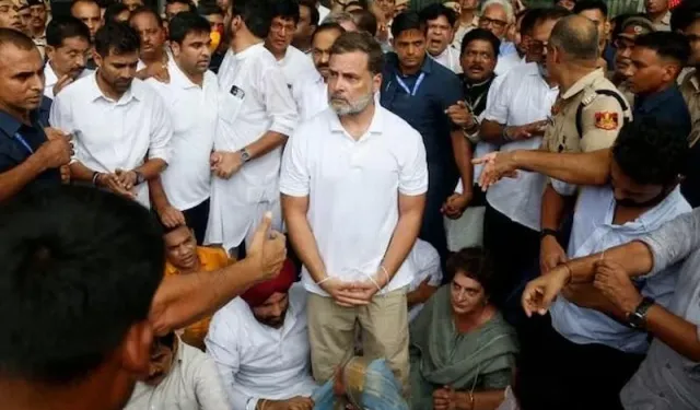 Hindistan'da Rahul Gandhi öğrenci protestolarında gözaltına alındı