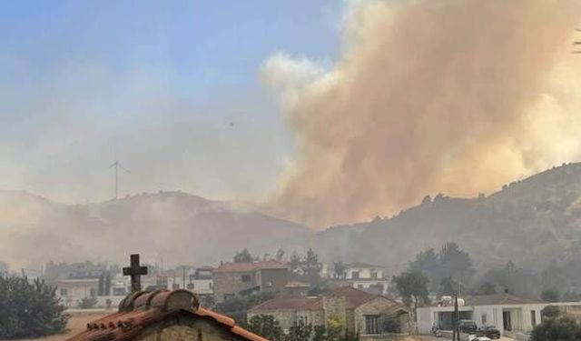 Güney Kıbrıs'ta askeri tatbikat köyde yangına neden oldu: Köy tahliye ediliyor!