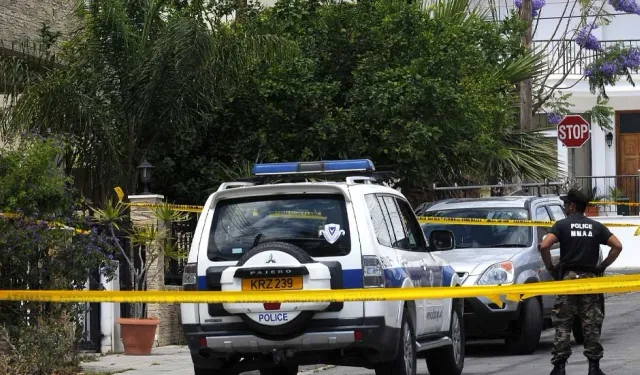 Larnaka'da kuyumcuya silahlı soygun girişimi: Zanlı araçla kaçtı