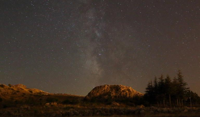 Perseid meteor yağmuru zirve yaptı: Gökyüzü şöleni iki hafta daha sürecek