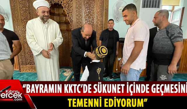 Cumhurbaşkanı Tatar, Hz. Ebu Bekir El Sıddık Camisi'nde bayram namazını kıldıktan sonra halkla bayramlaştı