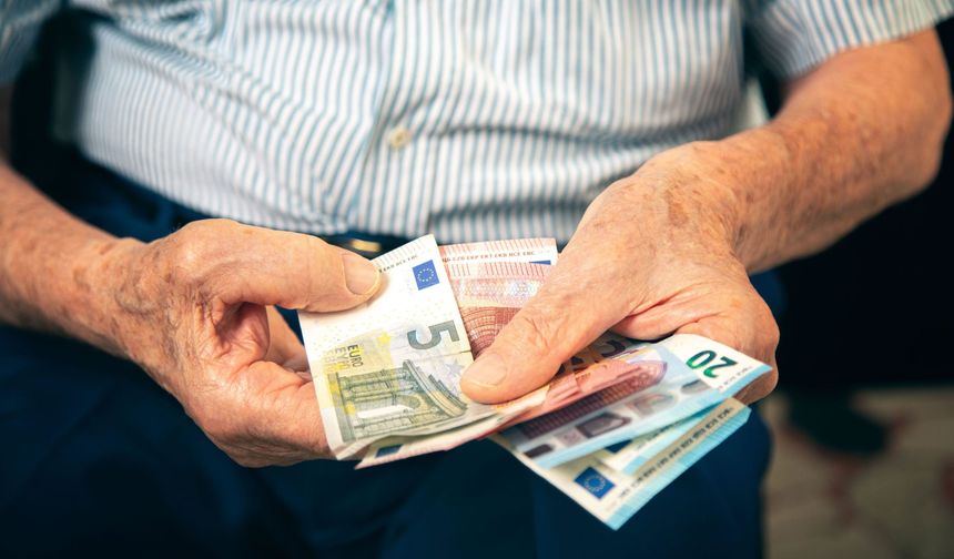 Almanya'da hükümet emekli maaşlarına enflasyonun üzerinde zam yaptı