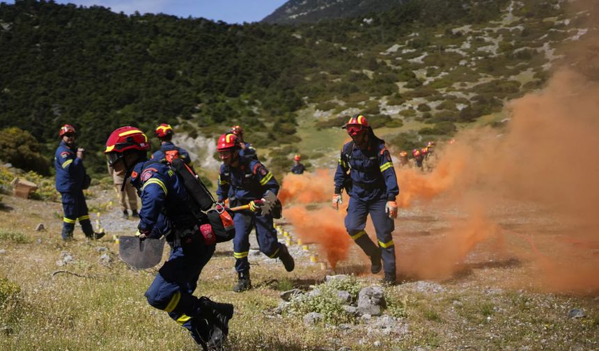 Yunanistan'da yangın sezonu erken başladı; itfaiye ekipleri iki katına çıkarıldı