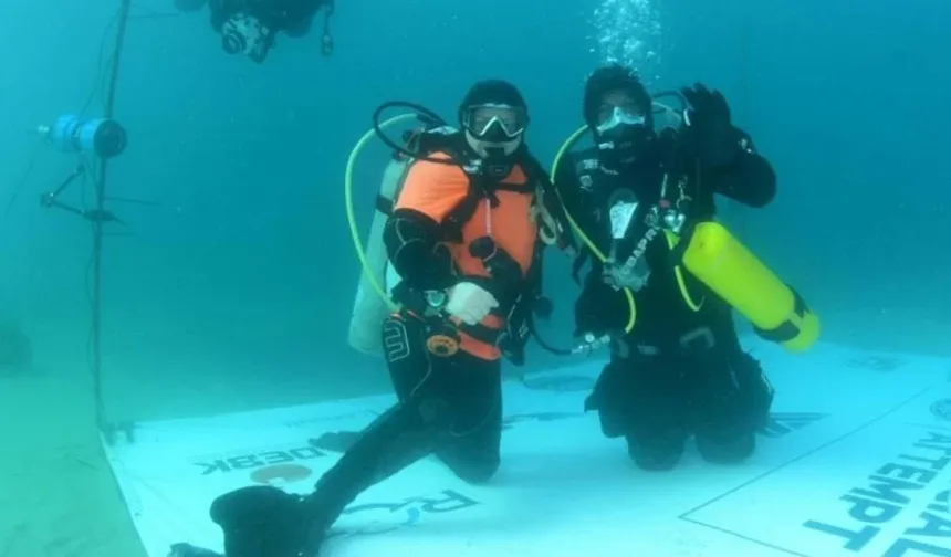 Mazlum Kibar’dan Guinness rekoru: 36 saat su altında kaldı