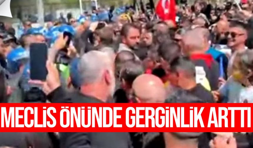 Meclis Önünde Barikat Devrildi, Eylemciler Girişe İlerliyor