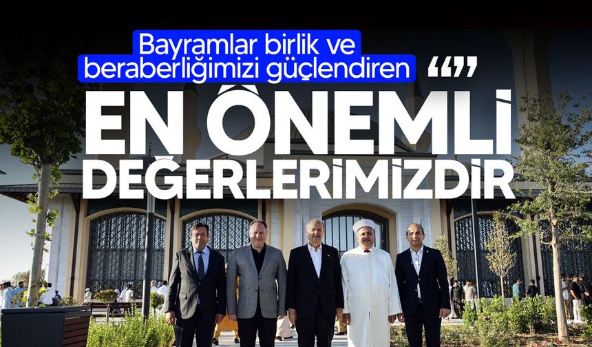 Öztürkler bayram namazını Millet Camii’nde kıldı
