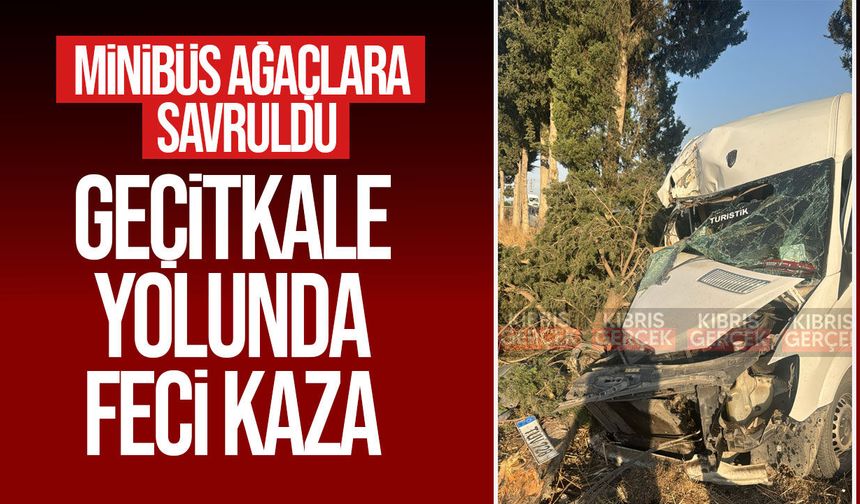 Geçitkale'de minibüs servi ağaçlarına çarptı: 5 kişi hastaneye kaldırıldı