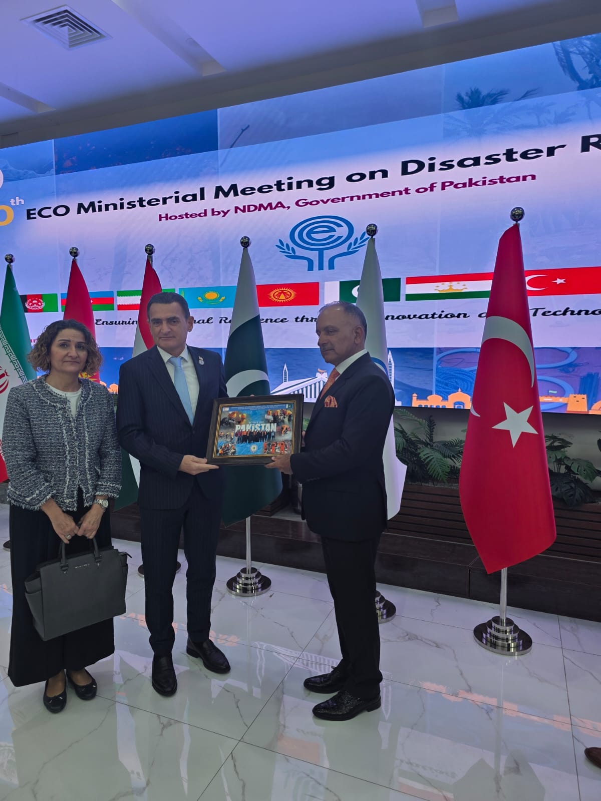 Icisleri Bakani Dursun Oguz Eco Afet Toplantisi Icin Pakistanda (2)